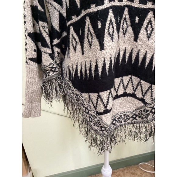 64 Sixty Five Small Southwestern Black & Beige Fringe Dolman Poncho Cape Sweater - Picture 3 of 9